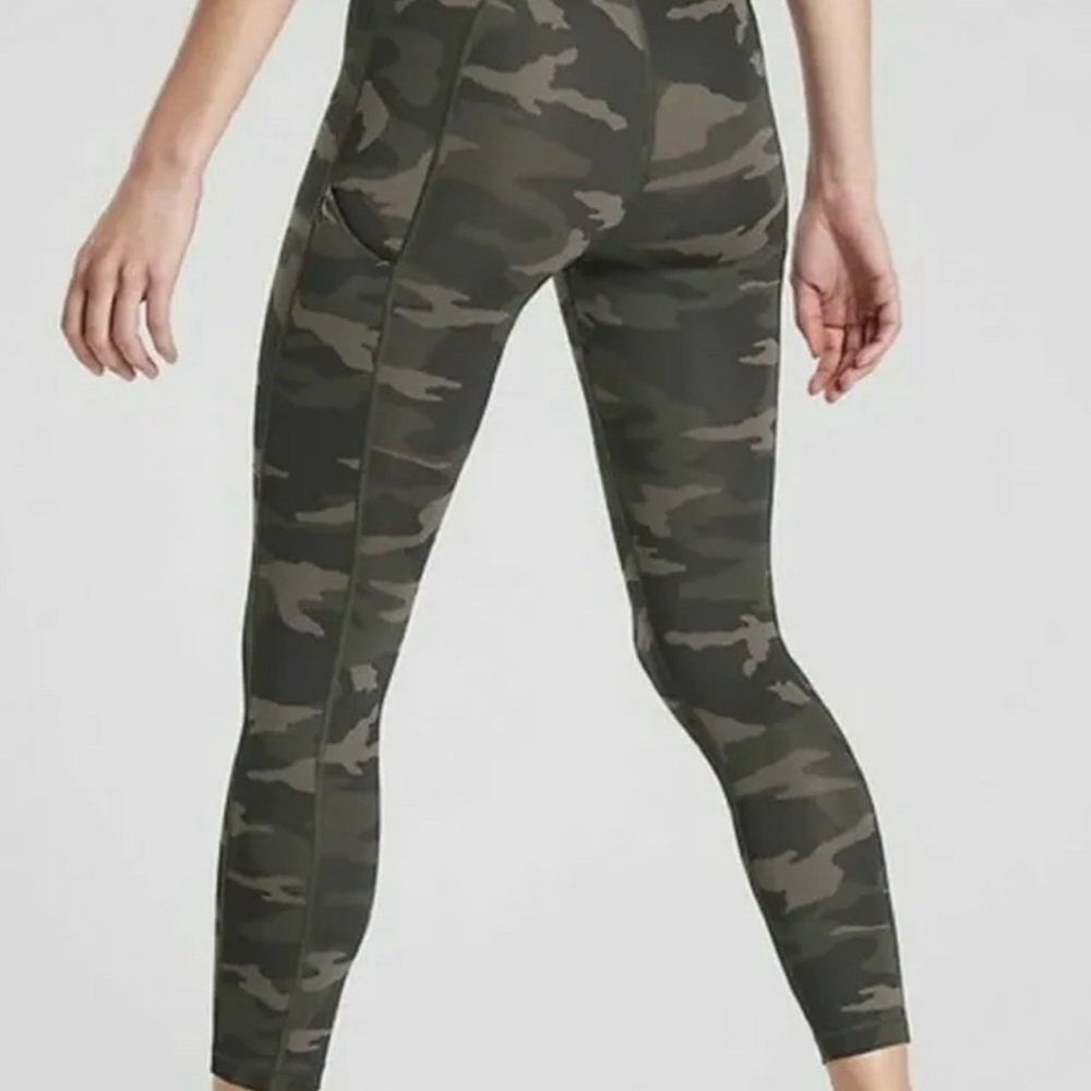 ATHLETA Ultimate Camo 7/8 tight small olive EUC